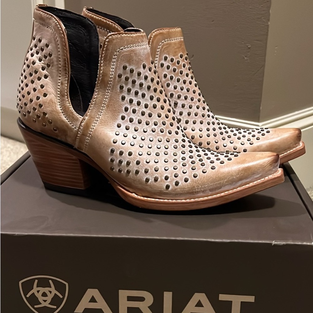 ARIAT Dixon Studs Booties!!